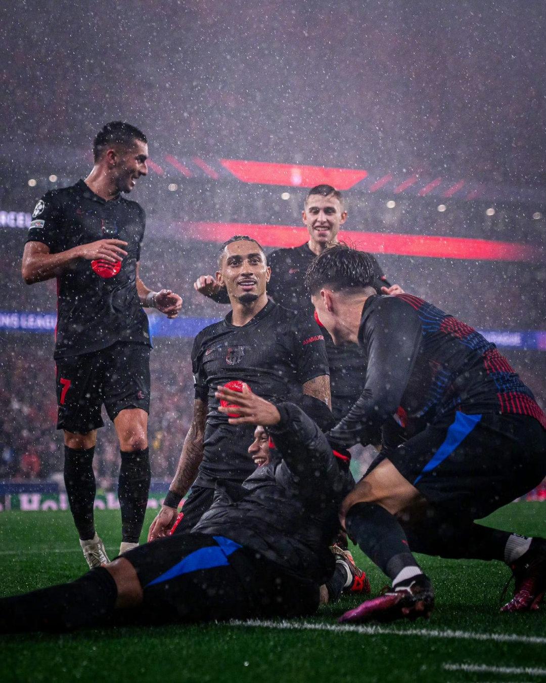 包含乌拉圭险胜利物浦，苏亚雷斯一己之力扛起全队的词条