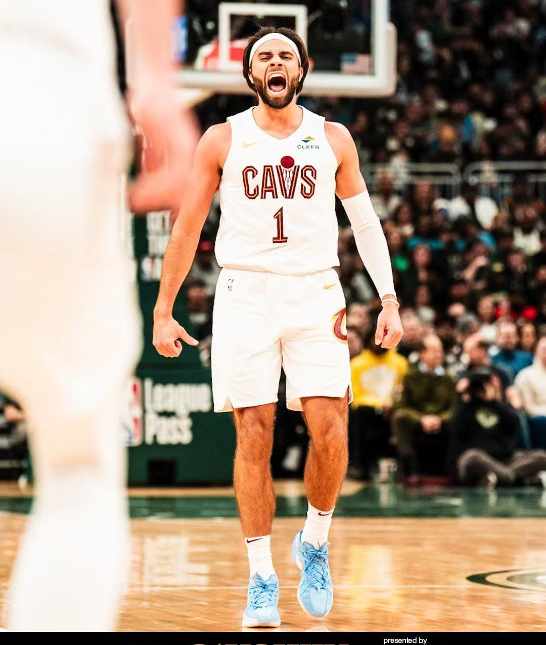 雄鹿胜利背后的蓝领功臣,球队中锋拼尽全力得分的简单介绍 雄鹿胜利背后的蓝领功臣,球队中锋拼尽全力得分的简单介绍