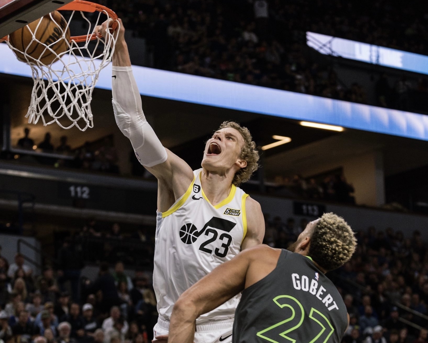 关于篮网完胜火箭，戈贝尔高光表现的信息