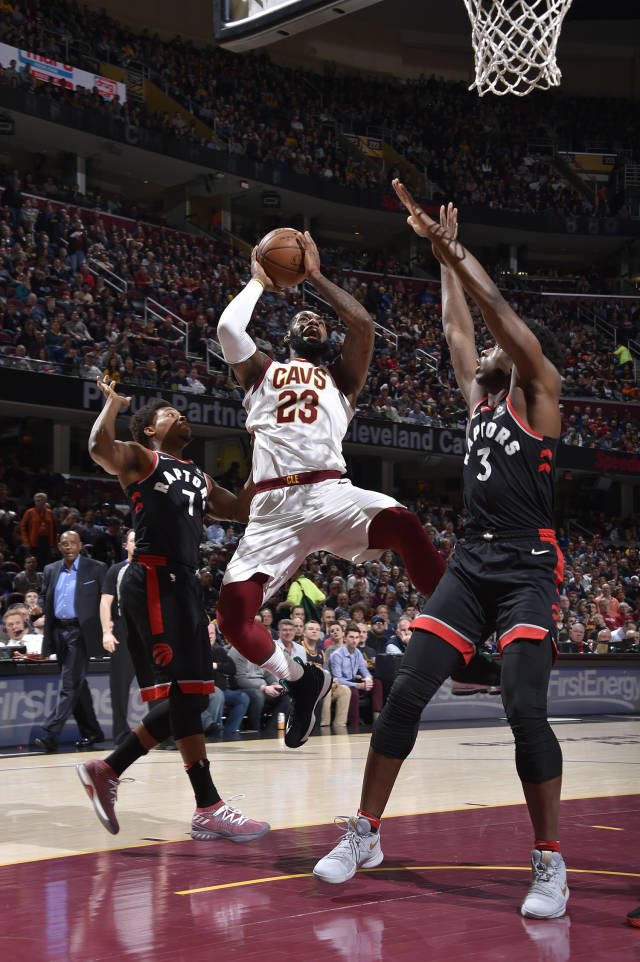 猛龙轻取新疆队，詹姆斯点燃赛场